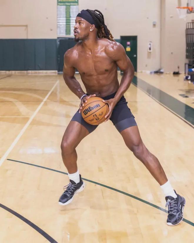 僅展現了球 僅展現了球